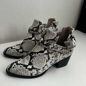 Nordstrom BP snake ankle boot size 7